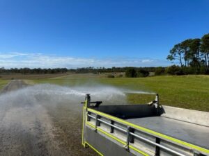 Spray towers on the dual function water-tipper truck